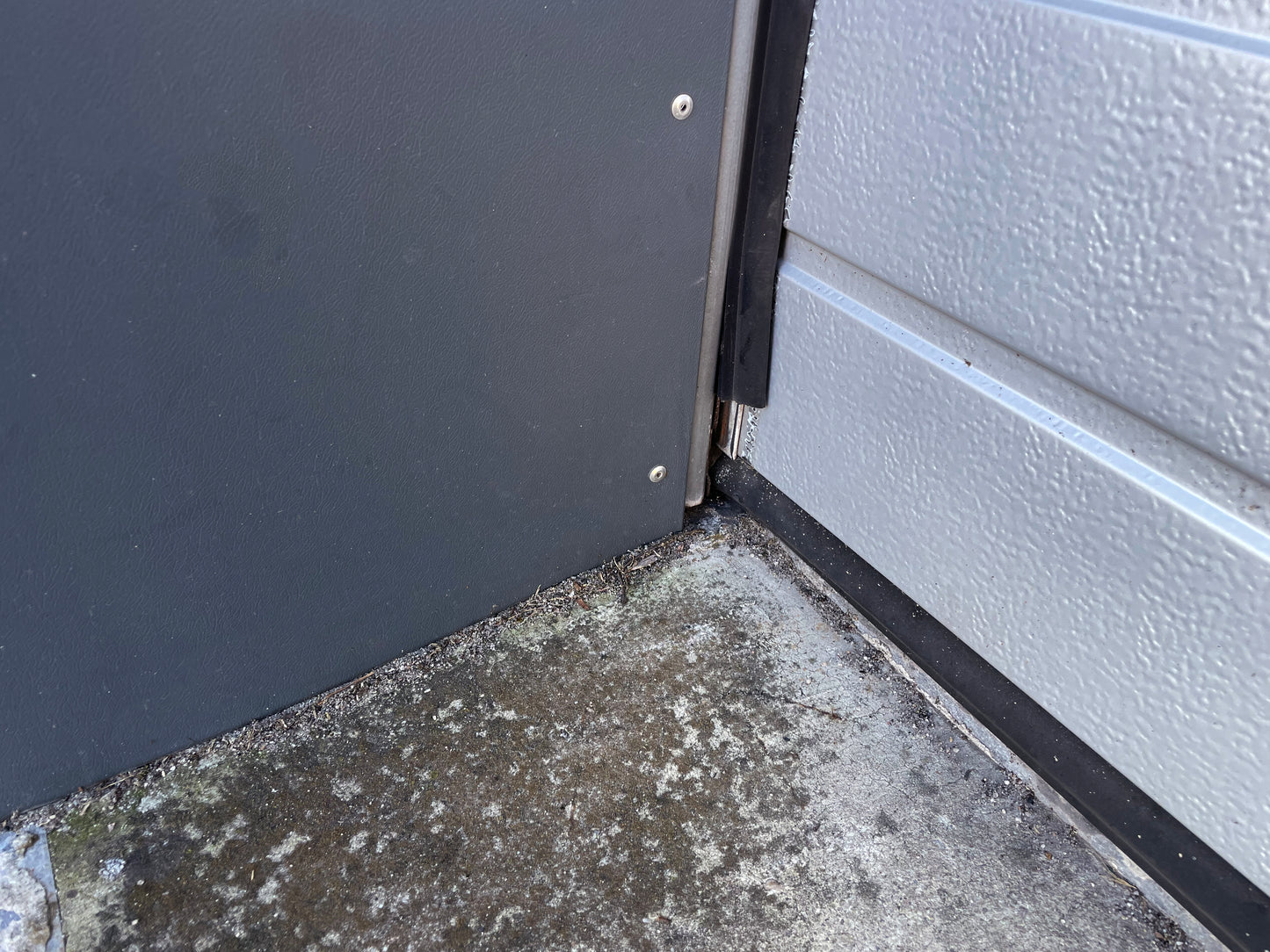 SKIPPER® is a tool for repelling pests at overhead doors