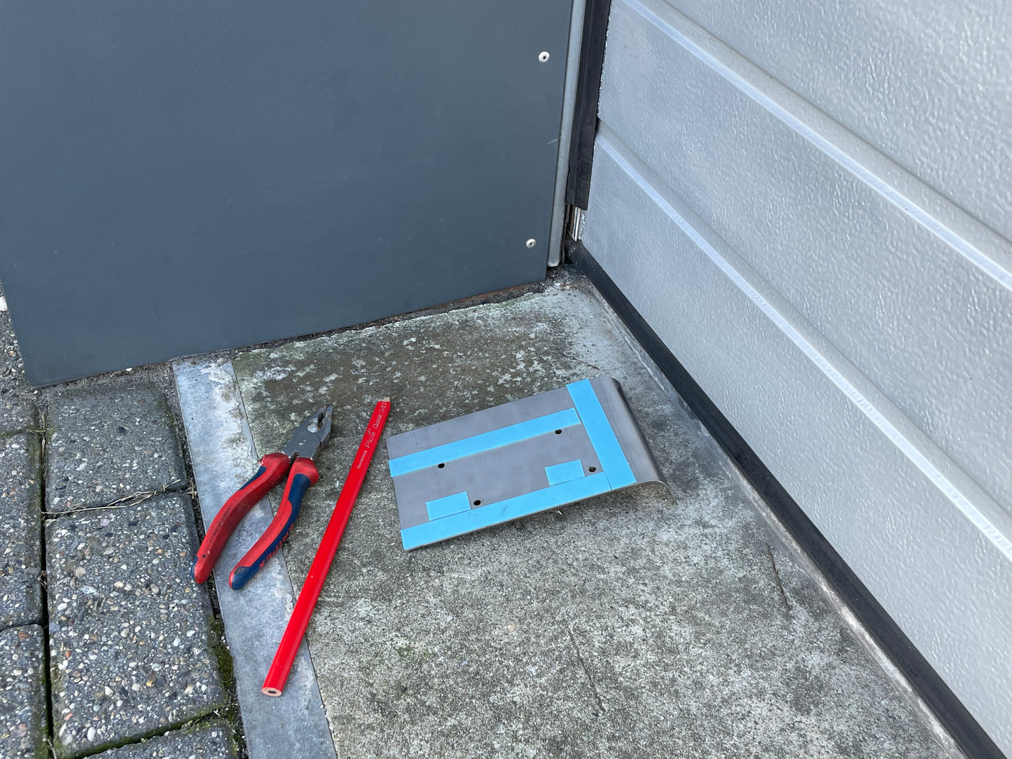 SKIPPER® is a tool for repelling pests at overhead doors