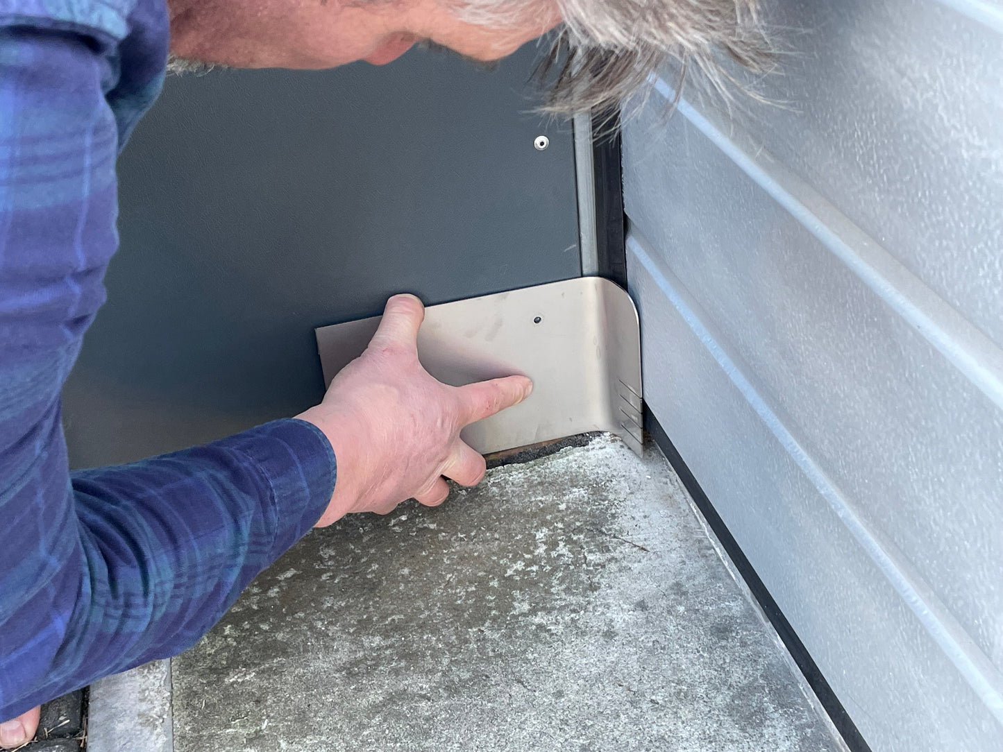 SKIPPER® is a tool for repelling pests at overhead doors