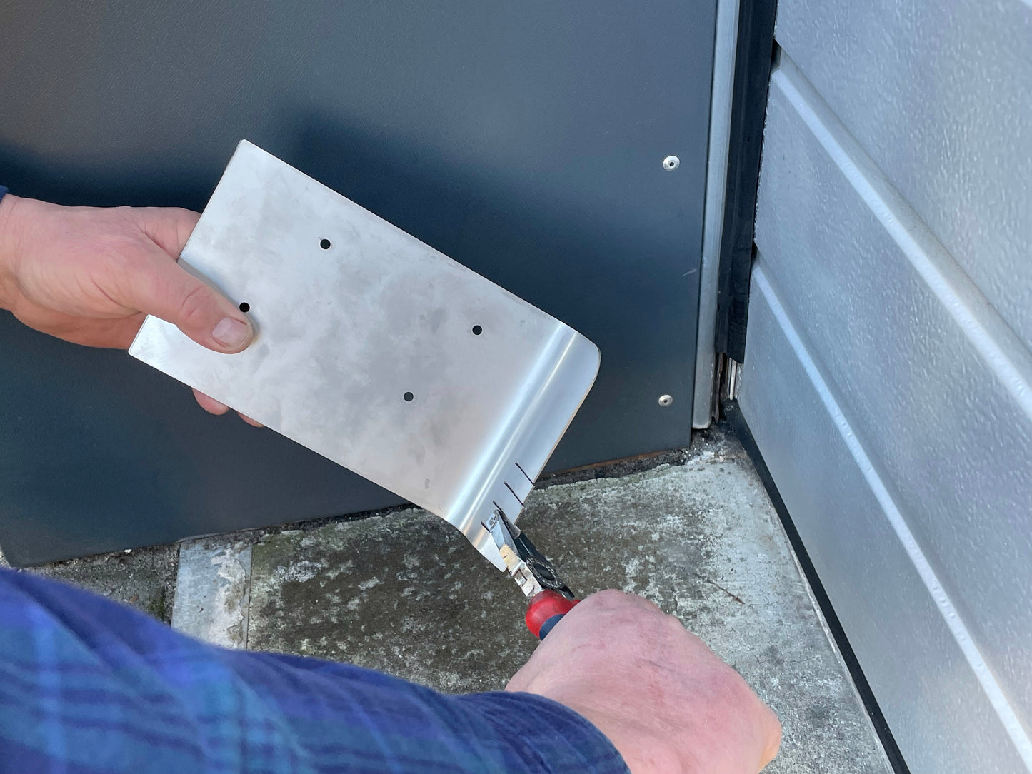 SKIPPER® is a tool for repelling pests at overhead doors