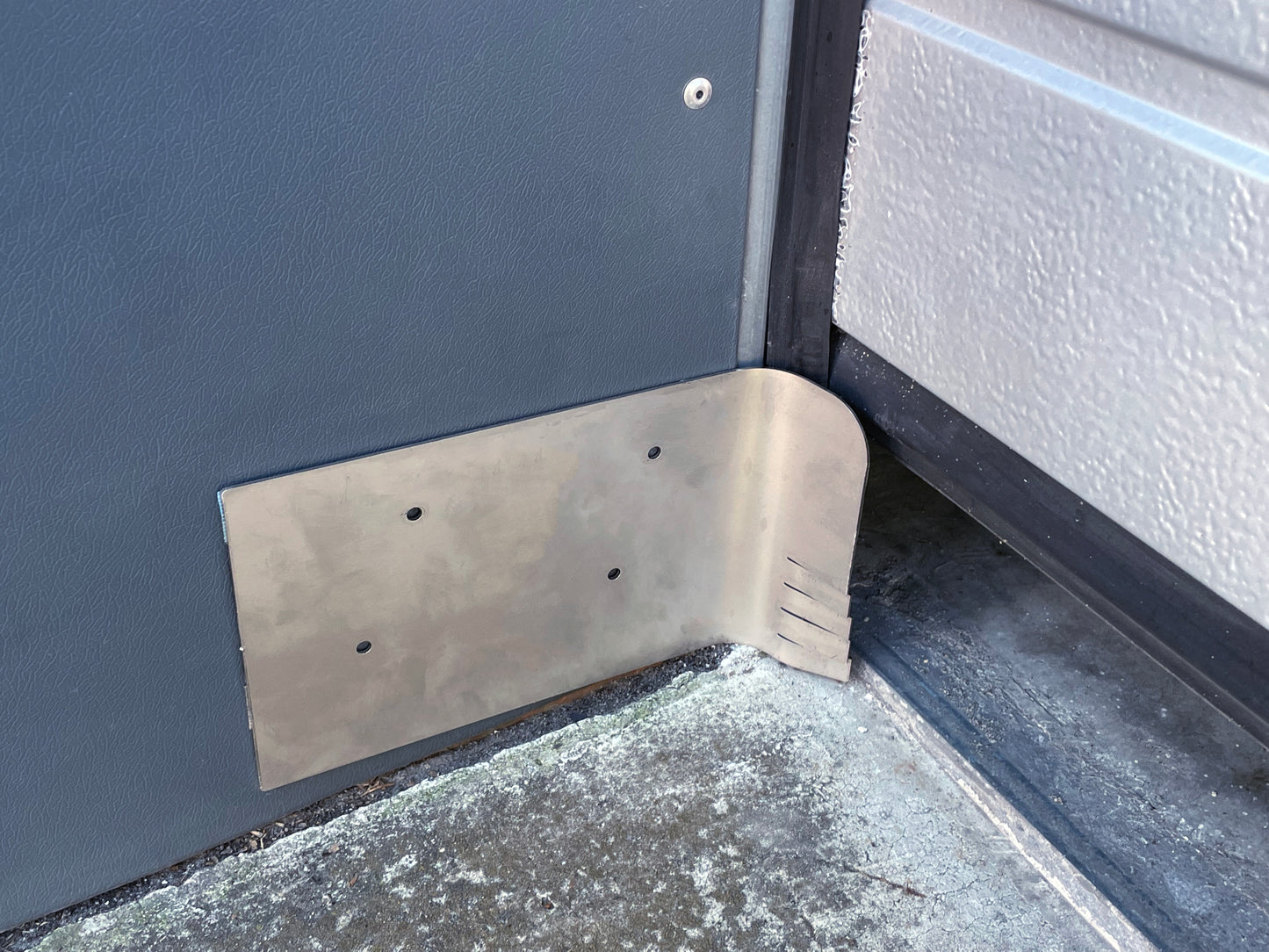 SKIPPER® is a tool for repelling pests at overhead doors