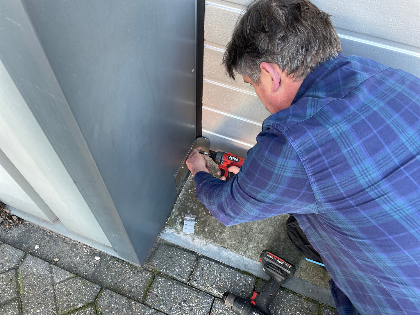 SKIPPER® is a tool for repelling pests at overhead doors
